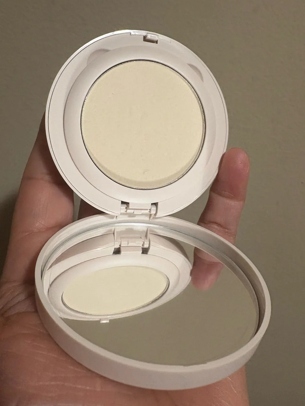 Laura Mercier Translucent Pressed Setting Powder -I used it once.